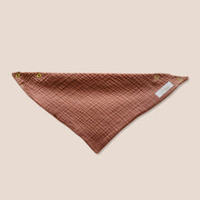 Laden Sie das Bild in den Galerie-Viewer, Set 4 Stück personalisierbar Musselin Baby und Kleinkind Halstücher Dreieckstücher Spucktücher Bio Baumwolle Lätzchen Gaze Geschenk Kinder Musselintuch Musselintücher Dreieckstuch Blätter Beige Halstuch Louloudi KIDS