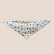 Laden Sie das Bild in den Galerie-Viewer, Set 3 Stück personalisierbar Musselin Baby und Kleinkind Halstücher Dreieckstücher Spucktücher Bio Baumwolle Lätzchen Gaze Geschenk Kinder Musselintuch Musselintücher Dreieckstuch Blätter Beige Halstuch Louloudi KIDS