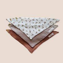Laden Sie das Bild in den Galerie-Viewer, Set 3 Stück personalisierbar Musselin Baby und Kleinkind Halstücher Dreieckstücher Spucktücher Bio Baumwolle Lätzchen Gaze Geschenk Kinder Musselintuch Musselintücher Dreieckstuch Blätter Beige Halstuch Louloudi KIDS