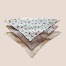 Laden Sie das Bild in den Galerie-Viewer, Set 3 Stück personalisierbar Musselin Baby und Kleinkind Halstücher Dreieckstücher Spucktücher Bio Baumwolle Lätzchen Gaze Geschenk Kinder Musselintuch Musselintücher Dreieckstuch Blätter Beige Halstuch Louloudi KIDS