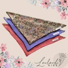 Laden Sie das Bild in den Galerie-Viewer, Set 3 Stück personalisierbar Musselin Baby und Kleinkind Halstücher Dreieckstücher Spucktücher Bio Baumwolle Lätzchen Gaze Geschenk Kinder Musselintuch Musselintücher Dreieckstuch Blätter Blumen Blüten Mädchen Beige Halstuch Louloudi KIDS