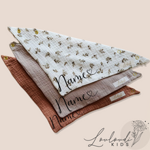 Laden Sie das Bild in den Galerie-Viewer, Set 3 Stück personalisierbar Musselin Baby und Kleinkind Halstücher Dreieckstücher Spucktücher Bio Baumwolle Lätzchen Gaze Geschenk Kinder Musselintuch Musselintücher Dreieckstuch Blätter Beige Halstuch Louloudi KIDS