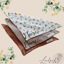 Laden Sie das Bild in den Galerie-Viewer, Set 3 Stück personalisierbar Musselin Baby und Kleinkind Halstücher Dreieckstücher Spucktücher Bio Baumwolle Lätzchen Gaze Geschenk Kinder Musselintuch Musselintücher Dreieckstuch Blätter Beige Halstuch Louloudi KIDS