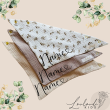 Laden Sie das Bild in den Galerie-Viewer, Set 3 Stück personalisierbar Musselin Baby und Kleinkind Halstücher Dreieckstücher Spucktücher Bio Baumwolle Lätzchen Gaze Geschenk Kinder Musselintuch Musselintücher Dreieckstuch Blätter Beige Halstuch Louloudi KIDS