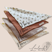 Laden Sie das Bild in den Galerie-Viewer, Set 4 Stück personalisierbar Musselin Baby und Kleinkind Halstücher Dreieckstücher Spucktücher Bio Baumwolle Lätzchen Gaze Geschenk Kinder Musselintuch Musselintücher Dreieckstuch Blätter Beige Halstuch Louloudi KIDS