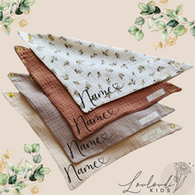 Laden Sie das Bild in den Galerie-Viewer, Set 4 Stück personalisierbar Musselin Baby und Kleinkind Halstücher Dreieckstücher Spucktücher Bio Baumwolle Lätzchen Gaze Geschenk Kinder Musselintuch Musselintücher Dreieckstuch Blätter Beige Halstuch Louloudi KIDS