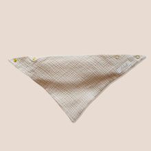 Laden Sie das Bild in den Galerie-Viewer, Set 4 Stück personalisierbar Musselin Baby und Kleinkind Halstücher Dreieckstücher Spucktücher Bio Baumwolle Lätzchen Gaze Geschenk Kinder Musselintuch Musselintücher Dreieckstuch Blätter Beige Halstuch Louloudi KIDS