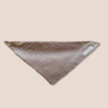Laden Sie das Bild in den Galerie-Viewer, Set 4 Stück personalisierbar Musselin Baby und Kleinkind Halstücher Dreieckstücher Spucktücher Bio Baumwolle Lätzchen Gaze Geschenk Kinder Musselintuch Musselintücher Dreieckstuch Blätter Beige Halstuch Louloudi KIDS