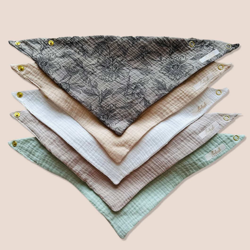Set 5 Stück personalisierbar Musselin Baby und Kleinkind Halstücher Dreieckstücher Spucktücher Bio Baumwolle Lätzchen Gaze Geschenk Kinder Musselintuch Musselintücher Dreieckstuch Blumen Blätter Blüten Motiv Mädchen Rosa Beige Halstuch Louloudi KIDS