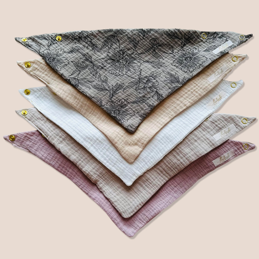 Set 5 Stück personalisierbar Musselin Baby und Kleinkind Halstücher Dreieckstücher Spucktücher Bio Baumwolle Lätzchen Gaze Geschenk Kinder Musselintuch Musselintücher Dreieckstuch Blumen Blätter Rosa Beige Halstuch Louloudi KIDS