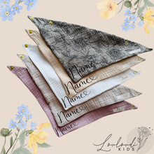 Laden Sie das Bild in den Galerie-Viewer, Set 5 Stück personalisierbar Musselin Baby und Kleinkind Halstücher Dreieckstücher Spucktücher Bio Baumwolle Lätzchen Gaze Geschenk Kinder Musselintuch Musselintücher Dreieckstuch Blumen Blätter Rosa Beige Halstuch Louloudi KIDS