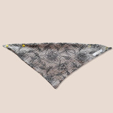 Laden Sie das Bild in den Galerie-Viewer, Set 5 Stück personalisierbar Musselin Baby und Kleinkind Halstücher Dreieckstücher Spucktücher Bio Baumwolle Lätzchen Gaze Geschenk Kinder Musselintuch Musselintücher Dreieckstuch Blumen Blätter Blüten Motiv Mädchen Rosa Beige Halstuch Louloudi KIDS