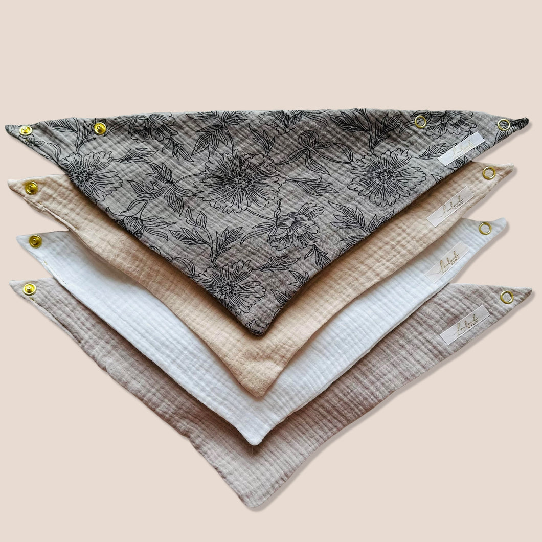 Set 4 Stück personalisierbar Musselin Baby und Kleinkind Halstücher Dreieckstücher Spucktücher Bio Baumwolle Lätzchen Gaze Geschenk Kinder Musselintuch Musselintücher Dreieckstuch Blumen Blätter Blüten Motiv Rosa Beige Halstuch Louloudi KIDS