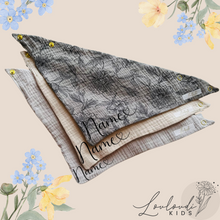 Laden Sie das Bild in den Galerie-Viewer, 3er Set Baby Musselin Dreieckstücher Louloudi