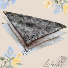 Laden Sie das Bild in den Galerie-Viewer, Set 3 Stück personalisierbar Musselin Baby und Kleinkind Halstücher Dreieckstücher Spucktücher Bio Baumwolle Lätzchen Gaze Geschenk Kinder Musselintuch Musselintücher Dreieckstuch Blumen Blätter Blüten Motiv Mädchen Natur Beige Halstuch Louloudi KIDS