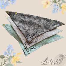 Laden Sie das Bild in den Galerie-Viewer, Set 3 Stück personalisierbar Musselin Baby und Kleinkind Halstücher Dreieckstücher Spucktücher Bio Baumwolle Lätzchen Gaze Geschenk Kinder Musselintuch Musselintücher Dreieckstuch Blumen Blätter Blüten Motiv Natur Mädchen Beige Halstuch Louloudi KIDS