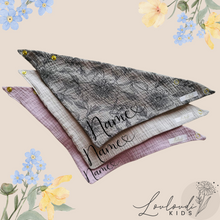 Laden Sie das Bild in den Galerie-Viewer, Set 3 Stück personalisierbar Musselin Baby Kleinkind Halstücher Dreieckstücher Spucktücher Bio Baumwolle Lätzchen Gaze Geschenk Kinder Musselintuch Musselintücher Dreieckstuch Blumen Blätter Blüten Motiv Natur  Rosa Beige Halstuch Louloudi KIDS