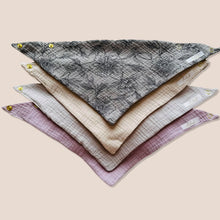 Laden Sie das Bild in den Galerie-Viewer, 4er Set Baby Musselin Dreieckstücher Louloudi