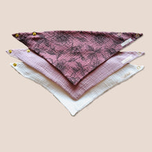 Laden Sie das Bild in den Galerie-Viewer, Set 3 Stück personalisierbar Musselin Baby und Kleinkind Halstücher Dreieckstücher Spucktücher Bio Baumwolle Lätzchen Gaze Geschenk Kinder Musselintuch Musselintücher Dreieckstuch Blumen Blüten Mädchen Rosa Beige Halstuch Louloudi KIDS