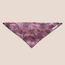 Laden Sie das Bild in den Galerie-Viewer, Set 3 Stück personalisierbar Musselin Baby und Kleinkind Halstücher Dreieckstücher Spucktücher Bio Baumwolle Lätzchen Gaze Geschenk Kinder Musselintuch Musselintücher Dreieckstuch Blumen Blüten Mädchen Rosa Beige Halstuch Louloudi KIDS