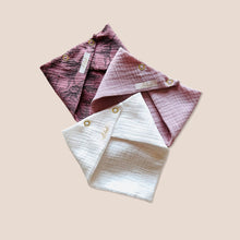 Laden Sie das Bild in den Galerie-Viewer, Set 3 Stück personalisierbar Musselin Baby und Kleinkind Halstücher Dreieckstücher Spucktücher Bio Baumwolle Lätzchen Gaze Geschenk Kinder Musselintuch Musselintücher Dreieckstuch Blumen Blüten Mädchen Rosa Beige Halstuch Louloudi KIDS