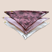 Laden Sie das Bild in den Galerie-Viewer, Set 3 Stück personalisierbar Musselin Baby und Kleinkind Halstücher Dreieckstücher Spucktücher Bio Baumwolle Lätzchen Gaze Geschenk Kinder Musselintuch Musselintücher Dreieckstuch Blumen Blüten Mädchen Rosa Beige Halstuch Louloudi KIDS