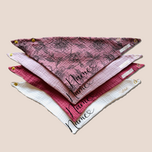 Laden Sie das Bild in den Galerie-Viewer, Set 4 Stück personalisierbar Musselin Baby und Kleinkind Halstücher Dreieckstücher Spucktücher Bio Baumwolle Lätzchen Gaze Geschenk Kinder Musselintuch Musselintücher Dreieckstuch Blumen Blüten Mädchen Rosa Beige Halstuch Louloudi KIDS