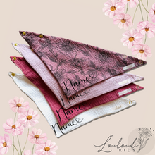 Laden Sie das Bild in den Galerie-Viewer, Set 4 Stück personalisierbar Musselin Baby und Kleinkind Halstücher Dreieckstücher Spucktücher Bio Baumwolle Lätzchen Gaze Geschenk Kinder Musselintuch Musselintücher Dreieckstuch Blumen Blüten Mädchen Rosa Beige Halstuch Louloudi KIDS