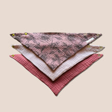 Laden Sie das Bild in den Galerie-Viewer, Set 3 Stück personalisierbar Musselin Baby und Kleinkind Halstücher Dreieckstücher Spucktücher Bio Baumwolle Lätzchen Gaze Geschenk Kinder Musselintuch Musselintücher Dreieckstuch Blüten Blumen Mädchen Motiv Halstuch Louloudi KIDS