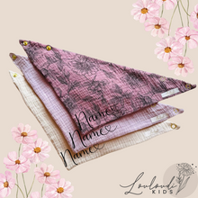 Laden Sie das Bild in den Galerie-Viewer, Set 3 Stück personalisierbar Musselin Baby und Kleinkind Halstücher Dreieckstücher Spucktücher Bio Baumwolle Lätzchen Gaze Geschenk Kinder Musselintuch Musselintücher Dreieckstuch Blumen Rosa Beige Halstuch Louloudi KIDS