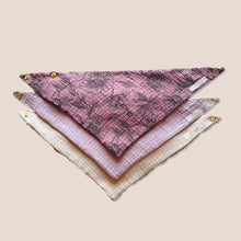 Laden Sie das Bild in den Galerie-Viewer, Set 3 Stück personalisierbar Musselin Baby und Kleinkind Halstücher Dreieckstücher Spucktücher Bio Baumwolle Lätzchen Gaze Geschenk Kinder Musselintuch Musselintücher Dreieckstuch Blumen Rosa Beige Halstuch Louloudi KIDS