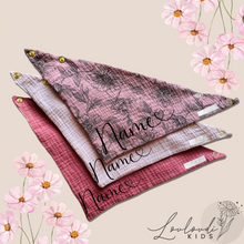 Laden Sie das Bild in den Galerie-Viewer, Set 3 Stück personalisierbar Musselin Baby und Kleinkind Halstücher Dreieckstücher Spucktücher Bio Baumwolle Lätzchen Gaze Geschenk Kinder Musselintuch Musselintücher Dreieckstuch Blüten Blumen Mädchen Motiv Halstuch Louloudi KIDS