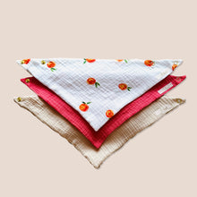 Laden Sie das Bild in den Galerie-Viewer, Set 3 Stück personalisierbar Musselin Baby und Kleinkind Halstücher Dreieckstücher Spucktücher Bio Baumwolle Lätzchen Gaze Geschenk Kinder Musselintuch Musselintücher Dreieckstuch Pfirsiche Peach Natur Mädchen Motiv Beige Halstuch Louloudi KIDS