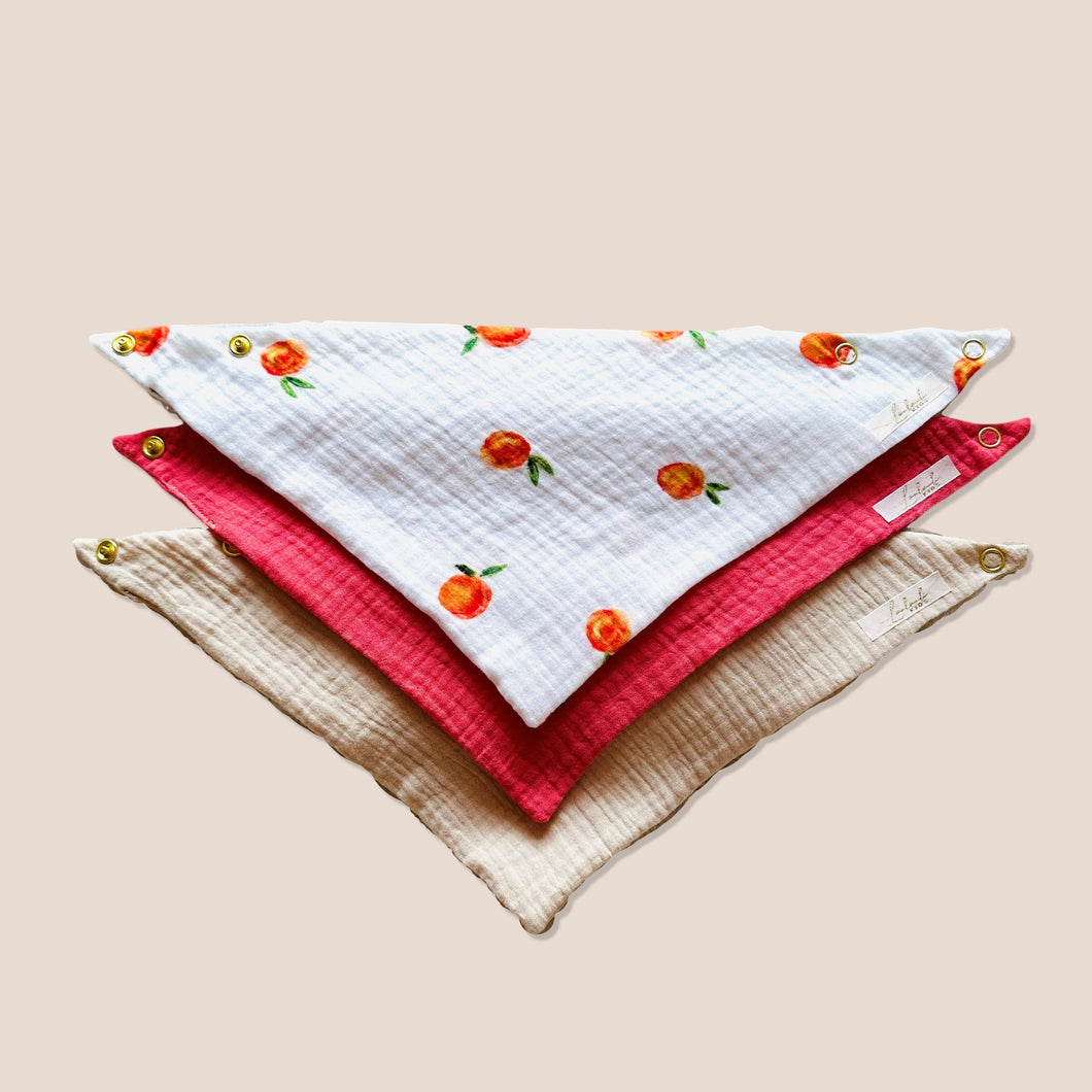 Set 3 Stück personalisierbar Musselin Baby und Kleinkind Halstücher Dreieckstücher Spucktücher Bio Baumwolle Lätzchen Gaze Geschenk Kinder Musselintuch Musselintücher Dreieckstuch Pfirsiche Peach Natur Mädchen Motiv Beige Halstuch Louloudi KIDS