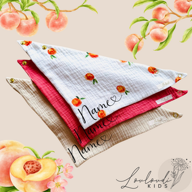 Set 3 Stück personalisierbar Musselin Baby und Kleinkind Halstücher Dreieckstücher Spucktücher Bio Baumwolle Lätzchen Gaze Geschenk Kinder Musselintuch Musselintücher Dreieckstuch Pfirsiche Peach Natur Mädchen Motiv Beige Halstuch Louloudi KIDS