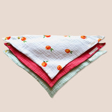Laden Sie das Bild in den Galerie-Viewer, Set 3 Stück personalisierbar Musselin Baby und Kleinkind Halstücher Dreieckstücher Spucktücher Bio Baumwolle Lätzchen Gaze Geschenk Kinder Musselintuch Musselintücher Dreieckstuch Pfirsiche Peach Natur Mädchen Motiv Beige Halstuch Louloudi KIDS