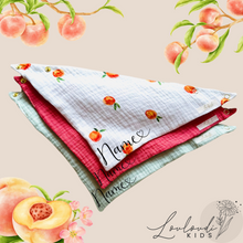 Laden Sie das Bild in den Galerie-Viewer, Set 3 Stück personalisierbar Musselin Baby und Kleinkind Halstücher Dreieckstücher Spucktücher Bio Baumwolle Lätzchen Gaze Geschenk Kinder Musselintuch Musselintücher Dreieckstuch Pfirsiche Peach Natur Mädchen Motiv Beige Halstuch Louloudi KIDS