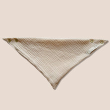 Laden Sie das Bild in den Galerie-Viewer, Set 4 Stück personalisierbar Musselin Baby und Kleinkind Halstücher Dreieckstücher Spucktücher Bio Baumwolle Lätzchen Gaze Geschenk Kinder Musselintuch Musselintücher Dreieckstuch Blumen Blüten Beige Halstuch Louloudi KIDS