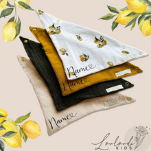 Laden Sie das Bild in den Galerie-Viewer, Set 4 Stück personalisierbar Musselin Baby und Kleinkind Halstücher Dreieckstücher Spucktücher Bio Baumwolle Lätzchen Gaze Geschenk Kinder Musselintuch Musselintücher Dreieckstuch Zitronen Motiv Beige Halstuch Louloudi KIDS