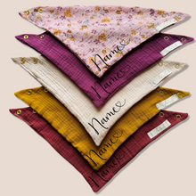 Laden Sie das Bild in den Galerie-Viewer, Set 5 Stück personalisierbar Musselin Baby und Kleinkind Halstücher Dreieckstücher Spucktücher Bio Baumwolle Lätzchen Gaze Geschenk Kinder Musselintuch Musselintücher Dreieckstuch Blumen Blüten Beige Halstuch Louloudi KIDS