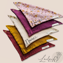 Laden Sie das Bild in den Galerie-Viewer, Set 5 Stück personalisierbar Musselin Baby und Kleinkind Halstücher Dreieckstücher Spucktücher Bio Baumwolle Lätzchen Gaze Geschenk Kinder Musselintuch Musselintücher Dreieckstuch Blumen Blüten Beige Halstuch Louloudi KIDS