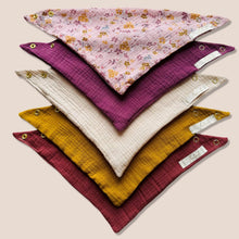 Laden Sie das Bild in den Galerie-Viewer, Set 5 Stück personalisierbar Musselin Baby und Kleinkind Halstücher Dreieckstücher Spucktücher Bio Baumwolle Lätzchen Gaze Geschenk Kinder Musselintuch Musselintücher Dreieckstuch Blumen Blüten Beige Halstuch Louloudi KIDS