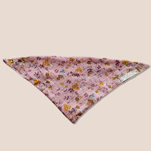 Laden Sie das Bild in den Galerie-Viewer, Set 5 Stück personalisierbar Musselin Baby und Kleinkind Halstücher Dreieckstücher Spucktücher Bio Baumwolle Lätzchen Gaze Geschenk Kinder Musselintuch Musselintücher Dreieckstuch Blumen Blüten Beige Halstuch Louloudi KIDS