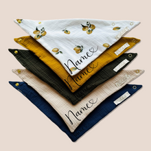 Laden Sie das Bild in den Galerie-Viewer, Set 5 Stück personalisierbar Musselin Baby und Kleinkind Halstücher Dreieckstücher Spucktücher Bio Baumwolle Lätzchen Gaze Geschenk Kinder Musselintuch Musselintücher Dreieckstuch Zitronen Motiv Beige Halstuch Louloudi KIDS