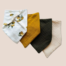 Laden Sie das Bild in den Galerie-Viewer, Set 4 Stück personalisierbar Musselin Baby und Kleinkind Halstücher Dreieckstücher Spucktücher Bio Baumwolle Lätzchen Gaze Geschenk Kinder Musselintuch Musselintücher Dreieckstuch Zitronen Motiv Beige Halstuch Louloudi KIDS