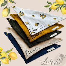 Laden Sie das Bild in den Galerie-Viewer, Set 4 Stück personalisierbar Musselin Baby und Kleinkind Halstücher Dreieckstücher Spucktücher Bio Baumwolle Lätzchen Gaze Geschenk Kinder Musselintuch Musselintücher Dreieckstuch Zitronen Motiv Beige Halstuch Louloudi KIDS