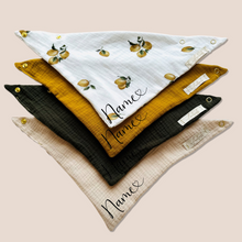 Laden Sie das Bild in den Galerie-Viewer, Set 4 Stück personalisierbar Musselin Baby und Kleinkind Halstücher Dreieckstücher Spucktücher Bio Baumwolle Lätzchen Gaze Geschenk Kinder Musselintuch Musselintücher Dreieckstuch Zitronen Motiv Beige Halstuch Louloudi KIDS