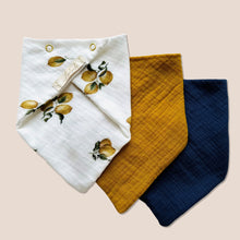 Laden Sie das Bild in den Galerie-Viewer, Set 3 Stück personalisierbar Musselin Baby und Kleinkind Halstücher Dreieckstücher Spucktücher Bio Baumwolle Lätzchen Gaze Geschenk Kinder Musselintuch Musselintücher Dreieckstuch Zitronen Beige Halstuch Louloudi KIDS