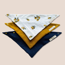 Laden Sie das Bild in den Galerie-Viewer, Set 3 Stück personalisierbar Musselin Baby und Kleinkind Halstücher Dreieckstücher Spucktücher Bio Baumwolle Lätzchen Gaze Geschenk Kinder Musselintuch Musselintücher Dreieckstuch Zitronen Beige Halstuch Louloudi KIDS