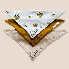 Laden Sie das Bild in den Galerie-Viewer, Set 3 Stück personalisierbar Musselin Baby und Kleinkind Halstücher Dreieckstücher Spucktücher Bio Baumwolle Lätzchen Gaze Geschenk Kinder Musselintuch Musselintücher Dreieckstuch Zitronen Beige Halstuch Louloudi KIDS